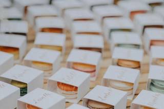Seating plan original: diferentes tipos de macarons con un packaging blanco con un nombre