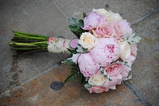 Ramo de novia con peonías rosas y rosas blancas