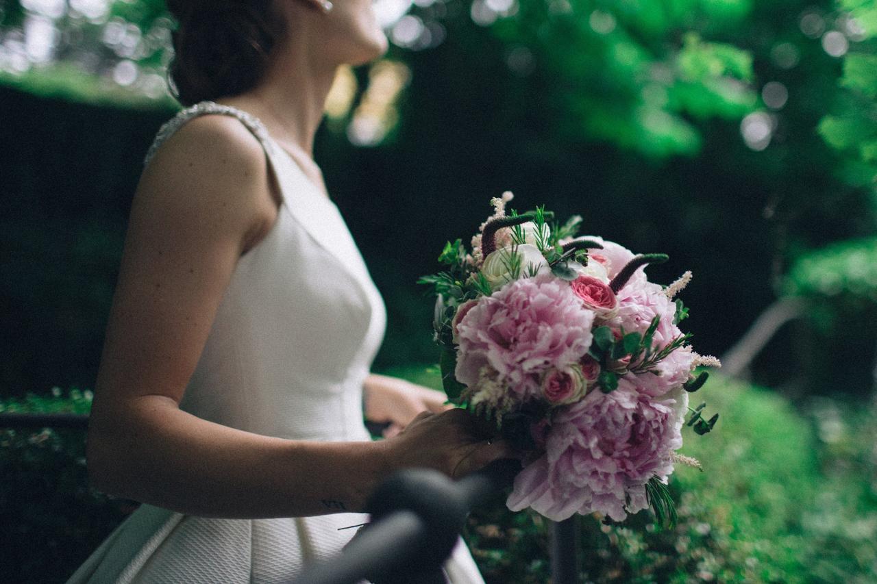 Ramo de novia con peonías combinadas con otras flores