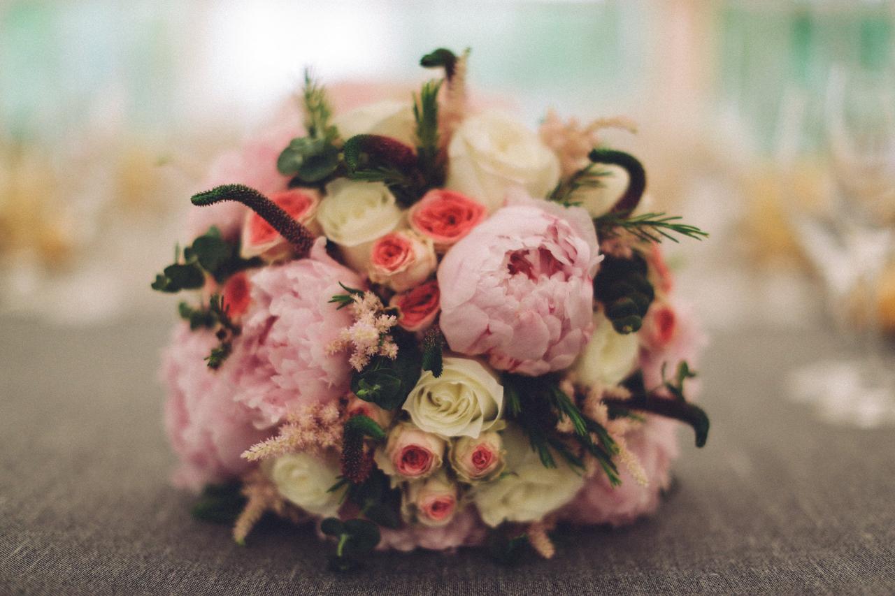 Ramo de novia con peonías, rosas de distinto tamaño y color y verde