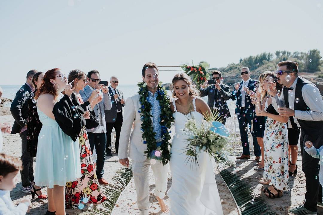 bañera Reino Pase para saber Cómo vestir para una boda en la playa: los mejores looks para novias,  novios e invitados