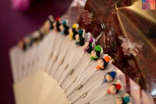 Detalles de boda baratos: alfileres para la ropa con caras y peinetas de distintos colores