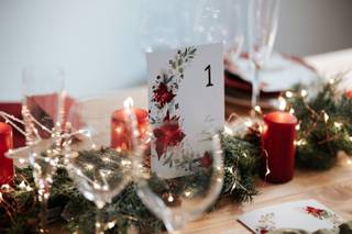 Decoración boda Navidad: camino de mesa de inspiración navideña