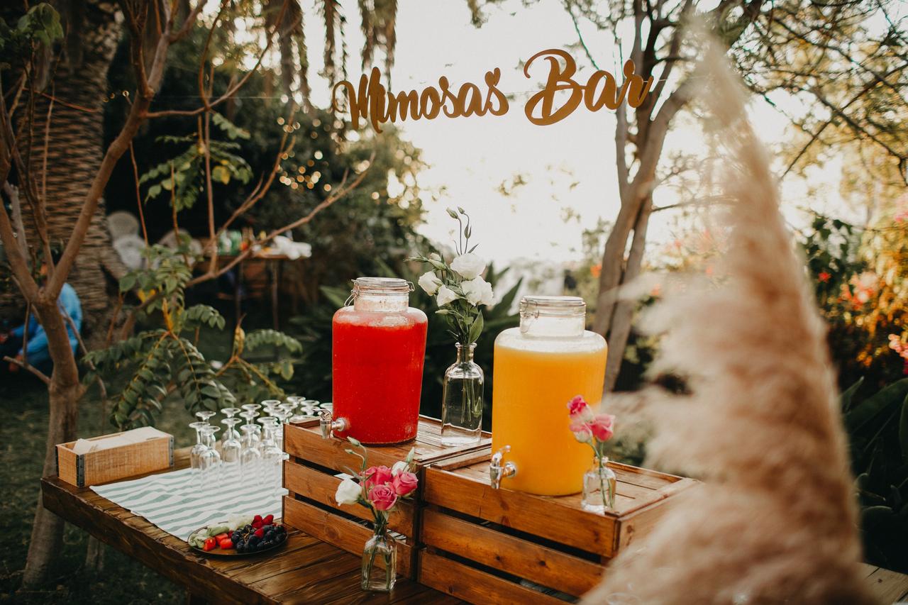 Decoración boda vintage: rincón de bebidas, con dispensador de zumos naturales