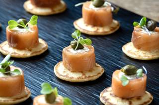 Entrantes para bodas: bocados con salmón ahumado