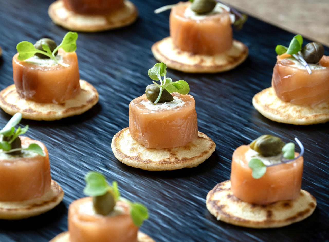 Entrantes para bodas: bocados con salmón ahumado