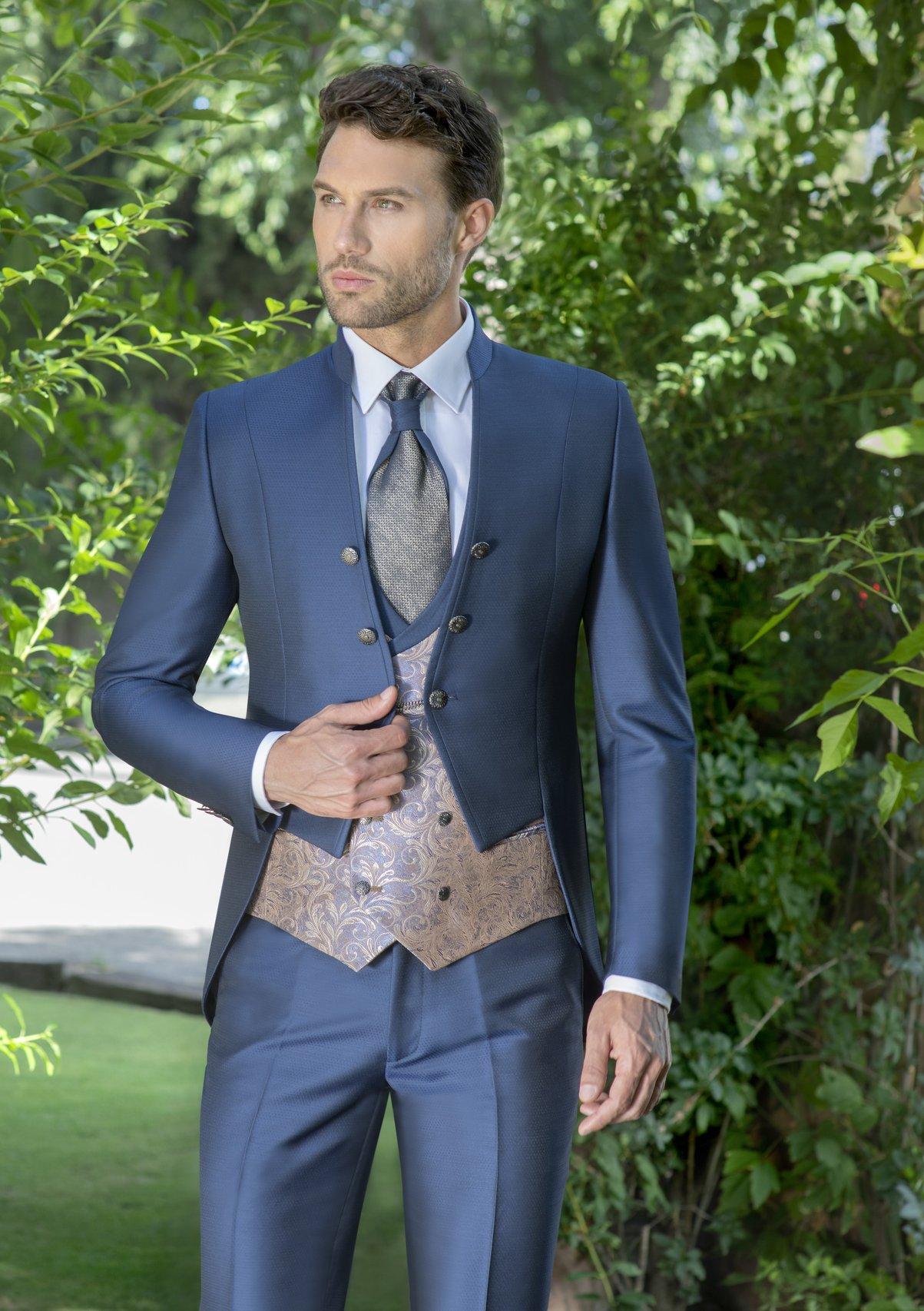Frac o chaqué: chico con un elegante frac en color azul con chaleco estampado