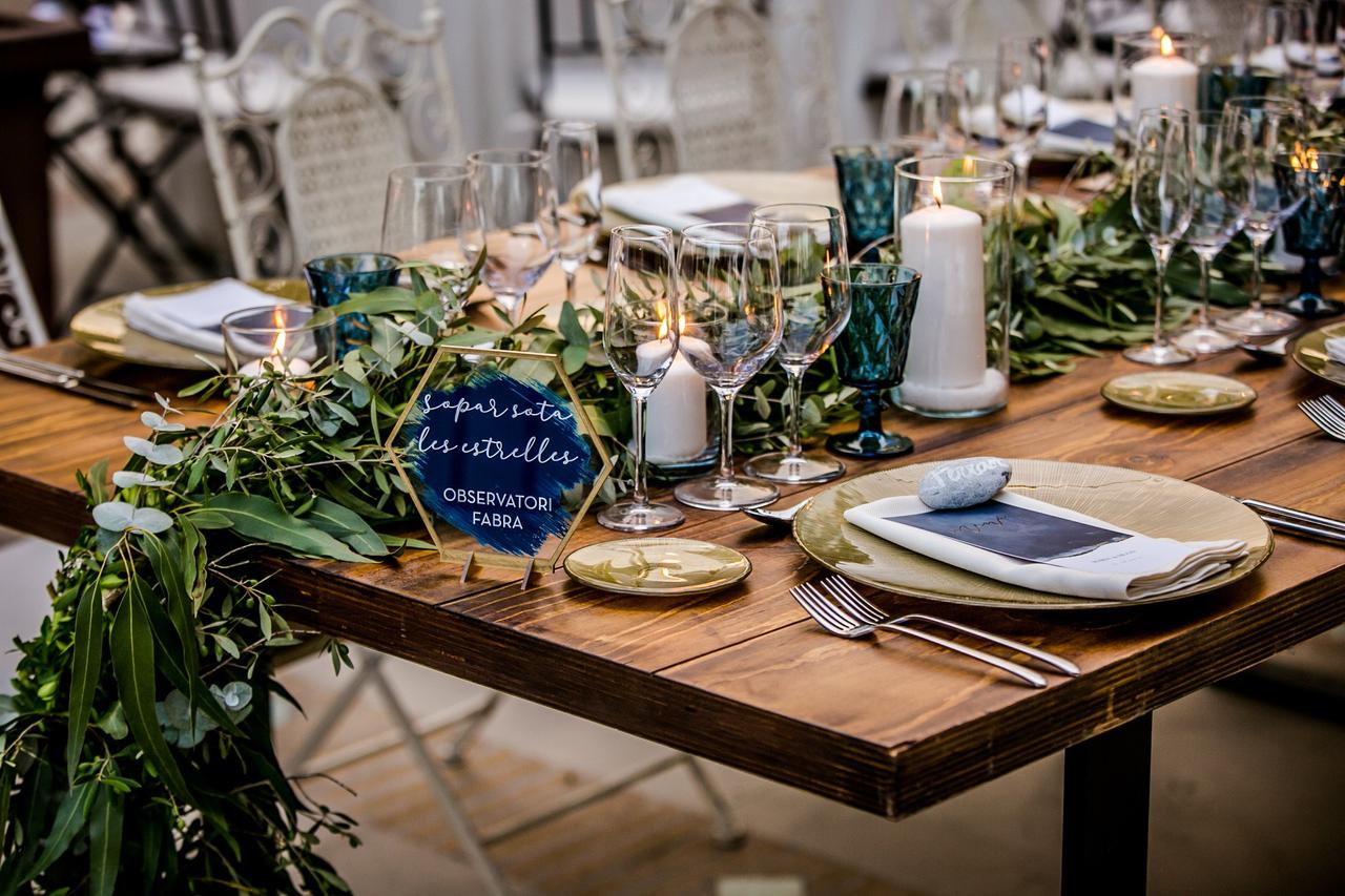 Centros de mesa con meseros geométricos para el día de la boda