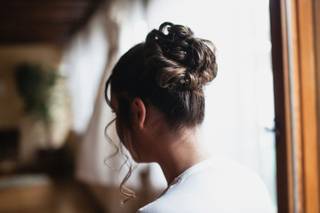 Moños altos de novia con mechones sueltos