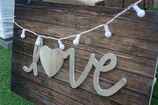 Panel de madera con la palabra Love el día de la boda