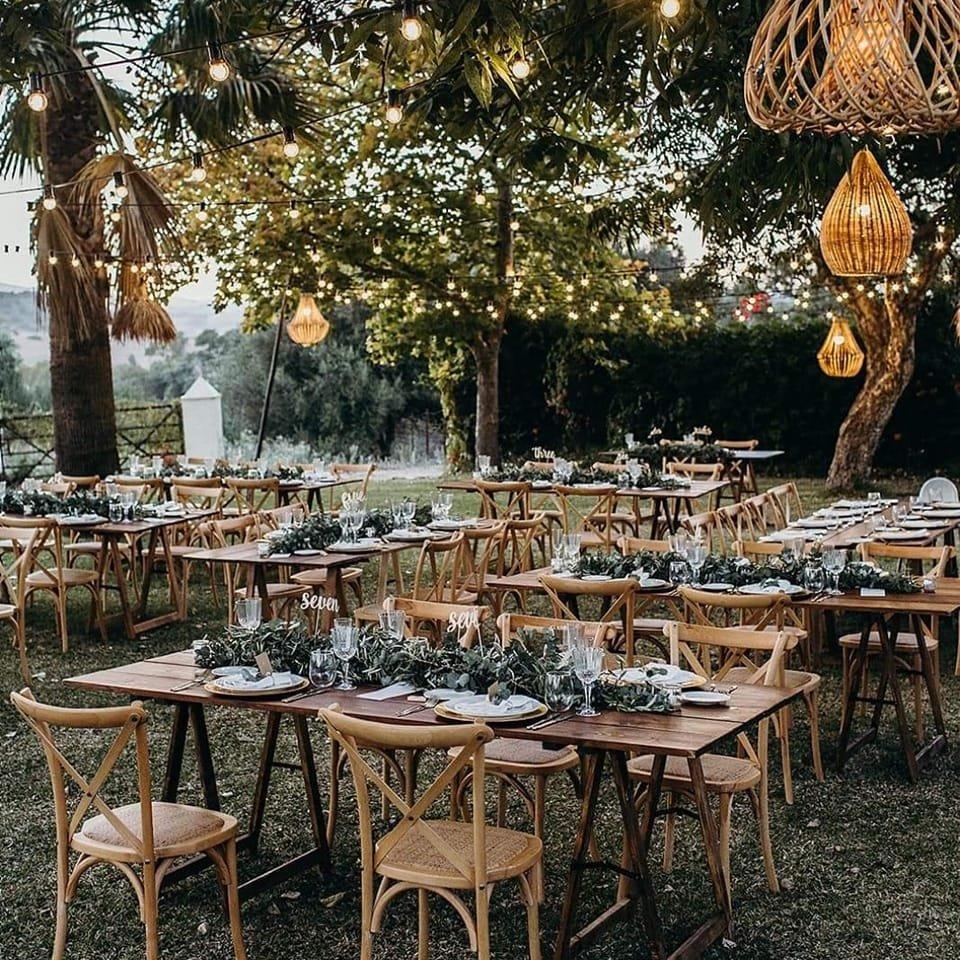 Boda rústica: exterior con muchos árboles preparado para celebrar un banquete de boda