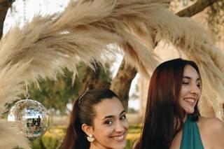 Peinados sencillos para boda invitada: dos chicas con el pelo largo, una suelto y otra recogido en una coleta