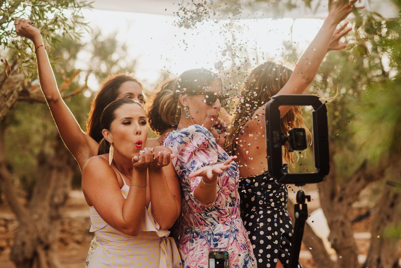 Grupo de chicas jóvenes subida a una plataforma 360 de fotos con poses divertidas