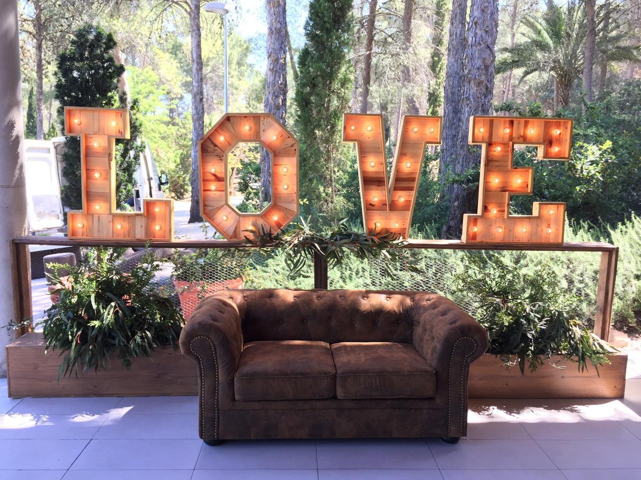 Love de madera y con iluminación propia el día de la boda