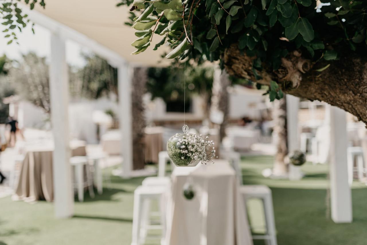 Decoración boda exterior: elementos de cristal suspendidos con flores en su interior