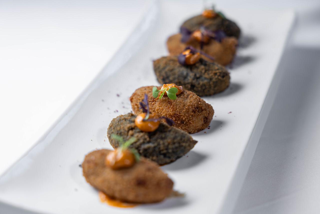 Ideas de aperitivos para bodas: plato alargado con variedad de croquetas