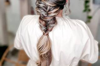 Peinado trenza: chica con su preciosa melena recogida en una trenza