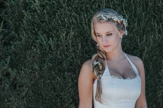 Peinado trenza: novia con trenza muy abierta lateral y detalle decorativo de flores