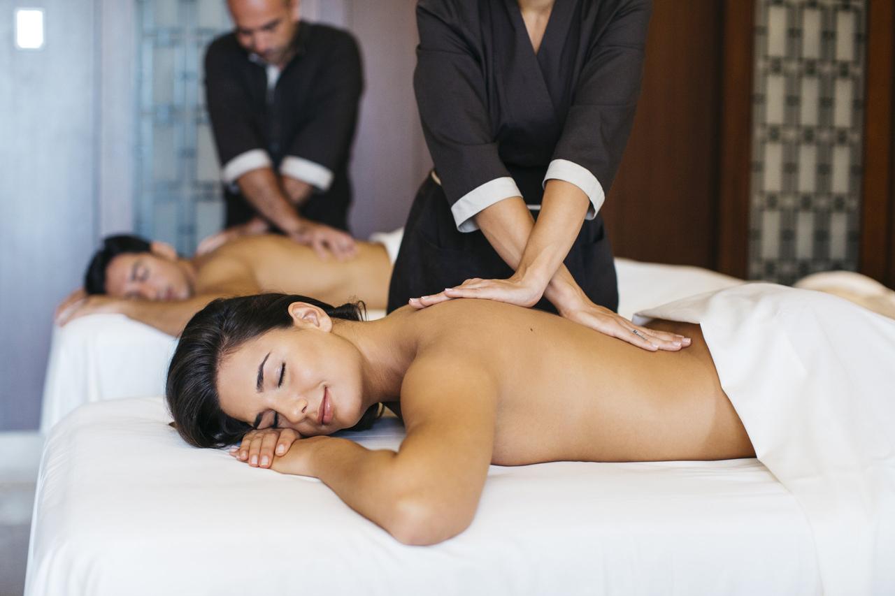 Masaje para parejas en el spa de un hotel