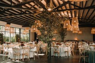 Decoración mesa boda con mantelería blanca y lámparas de suspensión