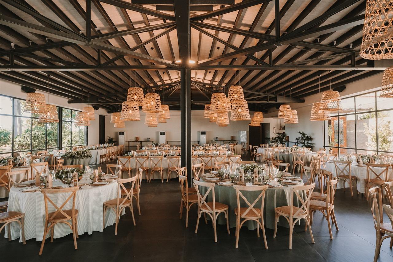 Bodas sencillas: salón para banquete de boda preparado para una comida o cena nupcial
