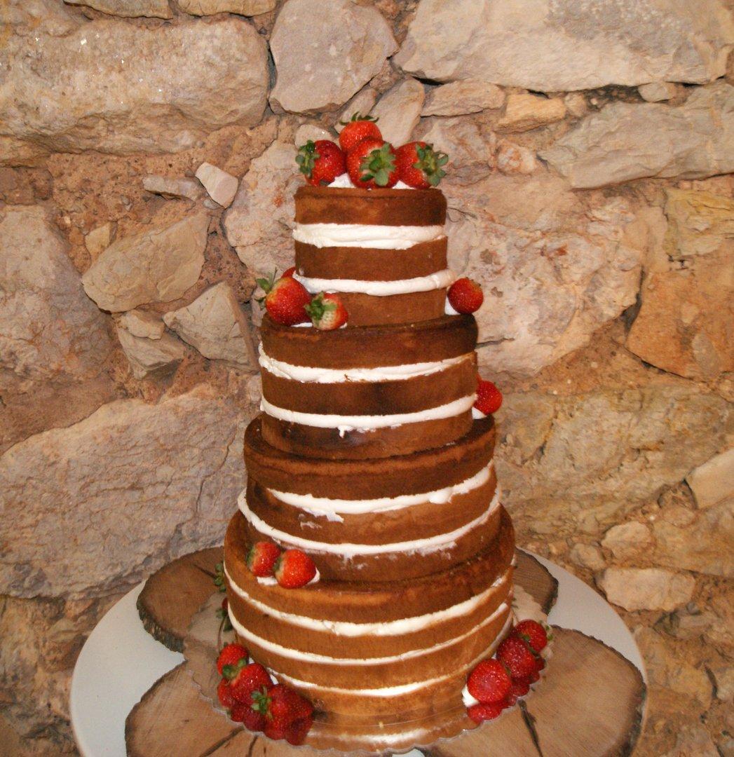 Naked cake o tarta desnuda decorado con fresas