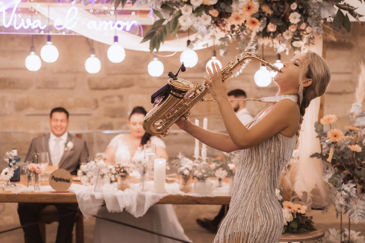 Osanna Sax saxofonista tocando en directo en un banquete de boda