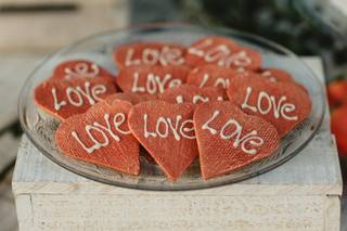 Galletas con forma de corazón en las que puede leerse la palabra Love el día de la boda