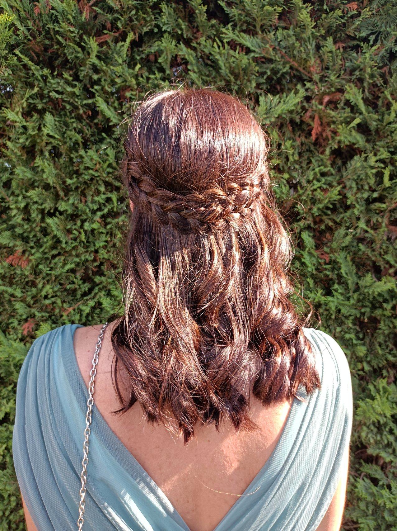 El peinado con el que conseguirás llevar una (falsa) trenza de raíz con el  pelo corto se hace así