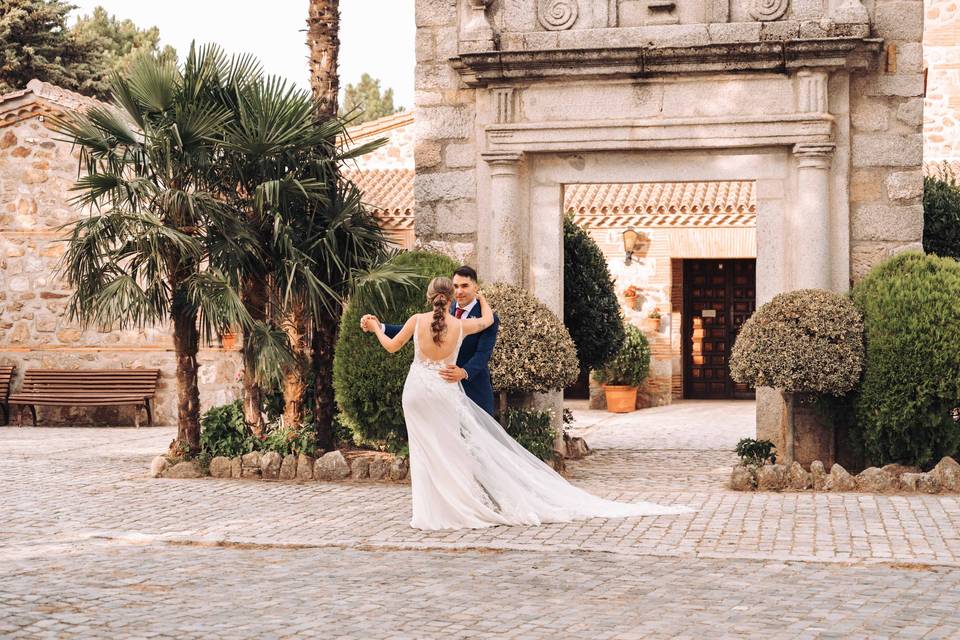 Canciones baile boda: pareja de recién casados bailando en un jardín durante su boda