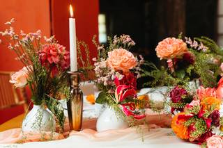 Centro de mesa de primavera con flores y velas