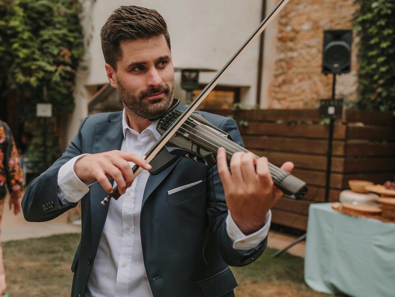 Mixel Violín violinista para bodas con un violín electrónico