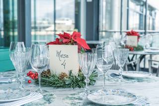 Decoración boda Navidad: centro de mesa de boda con flor de Pascua