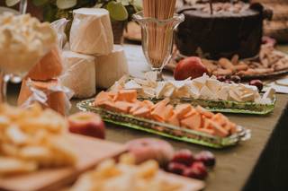 Mesa de quesos boda: bandejas con distintos tipos de queso cortado