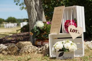 Cartel en forma de corazón en el que puede leerse la palabra Love el día de la boda