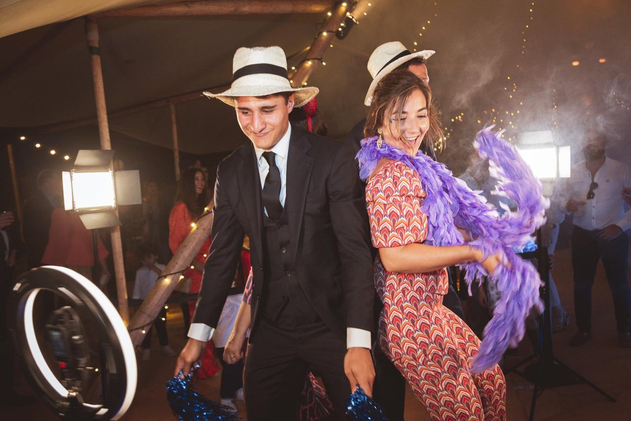 animadores de bodas: invitados de vid con complementos de disfraz subidos a una plataforma de vídeo 360º