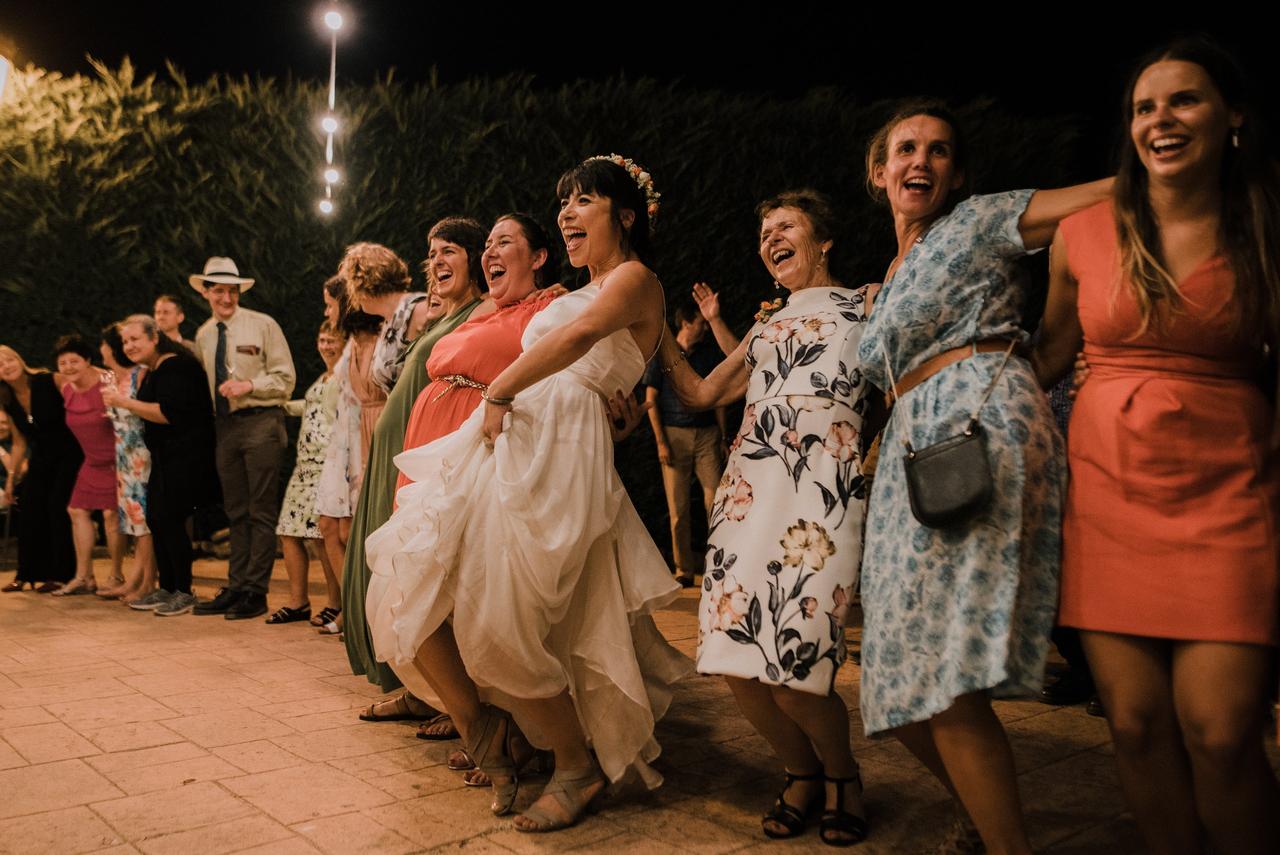 fiesta de boda con los invitados bailando todos juntos en círculo