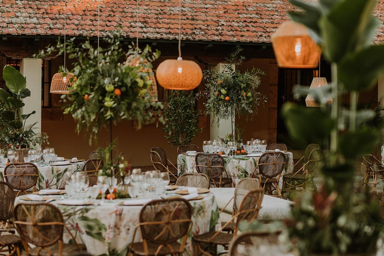 Precioso exterior dispuesto para un banquete de boda en el Palacio de la Margarita by Quilicua Noc, de Madrid