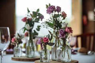 Centro de mesa de primavera con rosas de diferente tonalidad