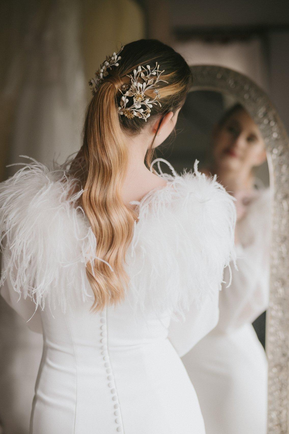 Coletas para bodas: novia con coleta con ondas