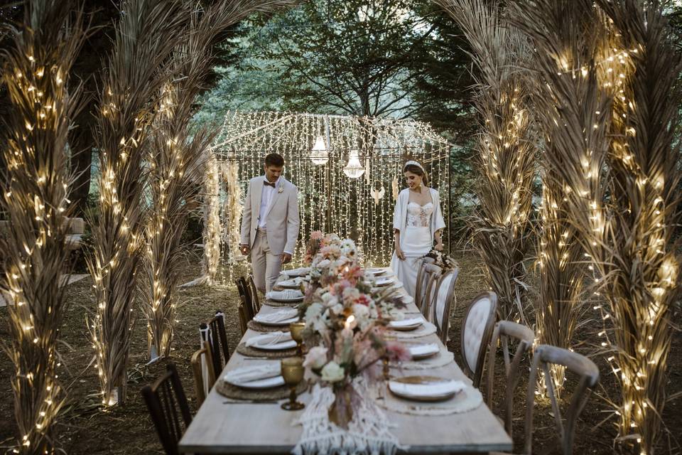 decoración de boda floral con mesas imperiales rústicas y guirnaldas de luces