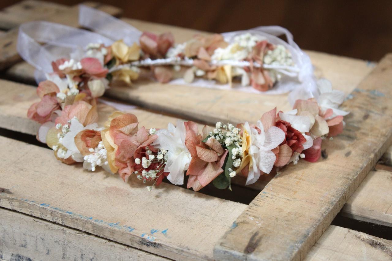 Coronas de flores para novias en blanco y en tonos rojizos y marrones
