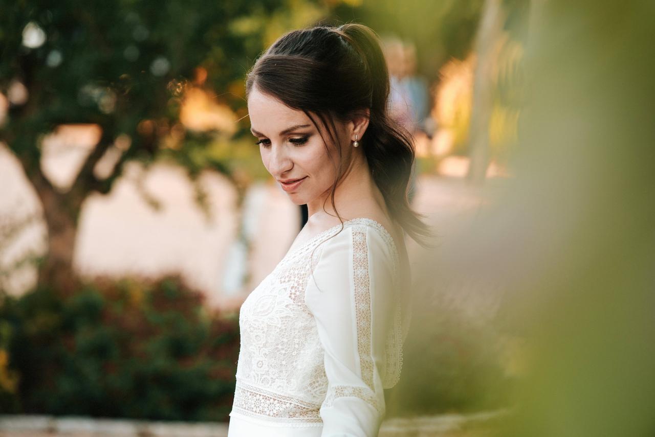 Coletas para bodas: novia con una coleta alta con flequillo