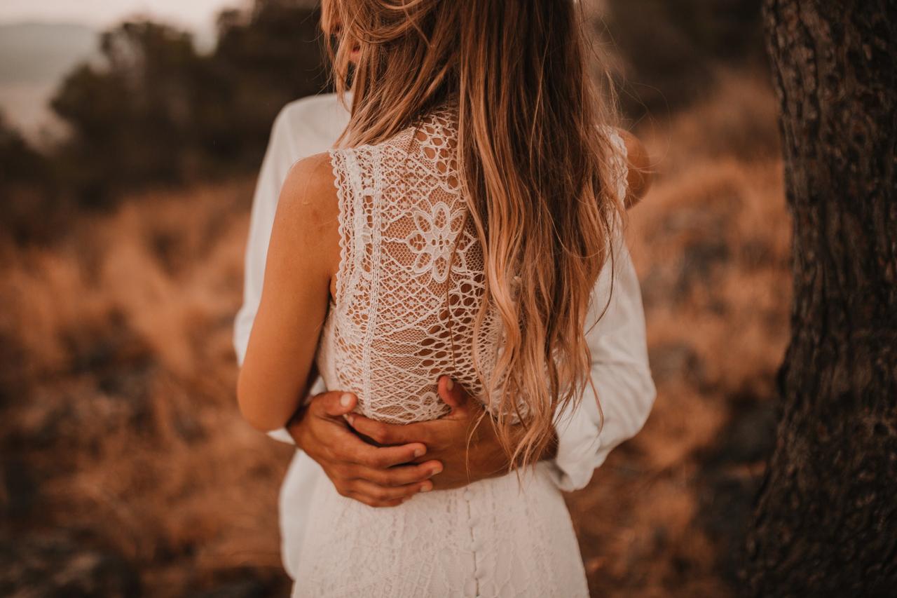 vestido de novia con espalda semidescubierta con encaje