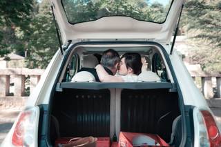 Abrazo cariñoso de padre e hija el día de la boda