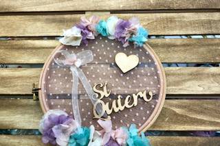 Bastidores porta alianzas personalizados con flores y corazones para la boda