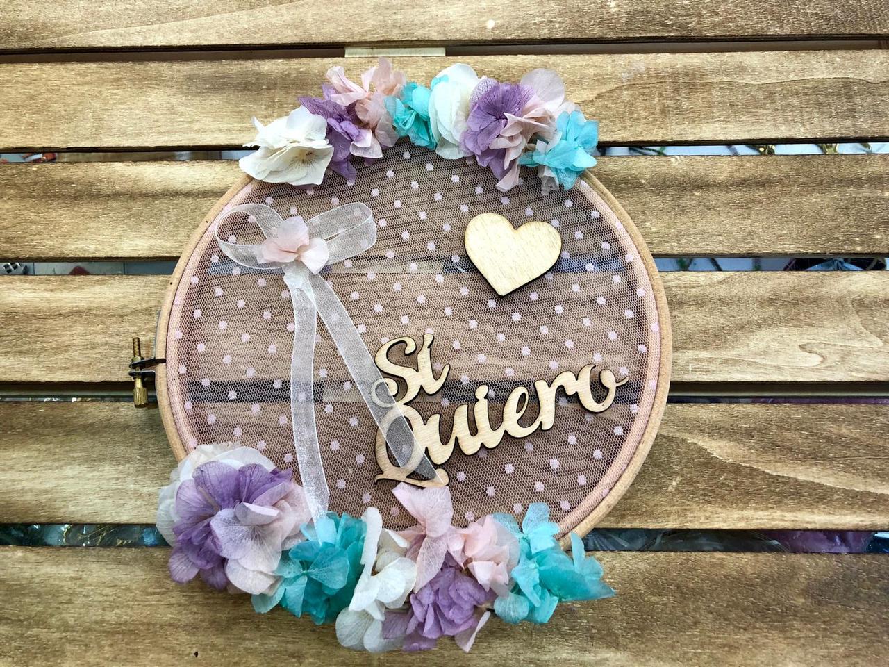 Bastidores porta alianzas personalizados con flores y corazones para la boda