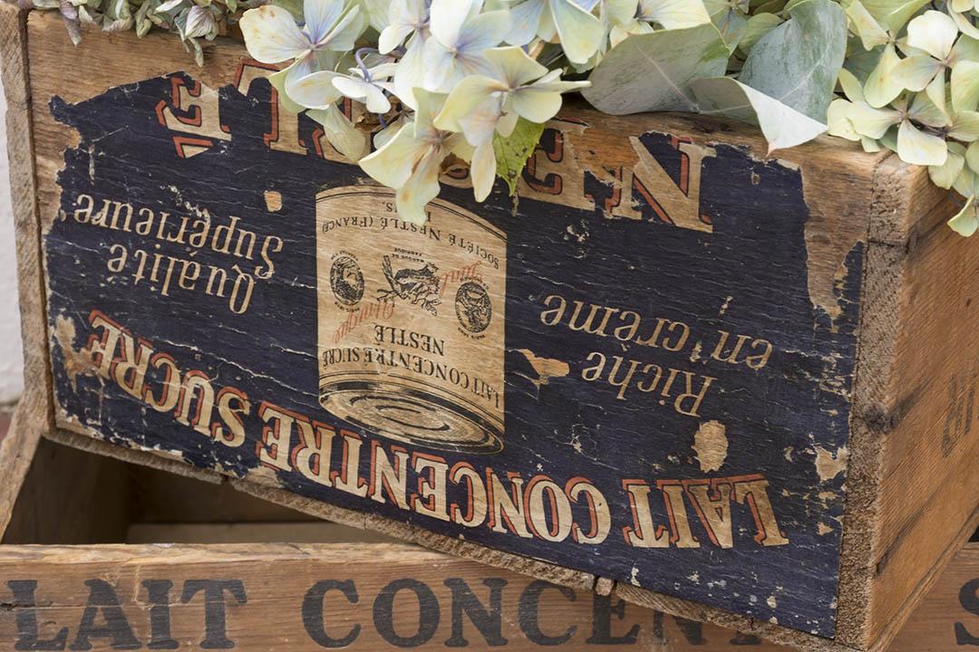 Decoración boda vintage: antiguas cajas de madera con flores