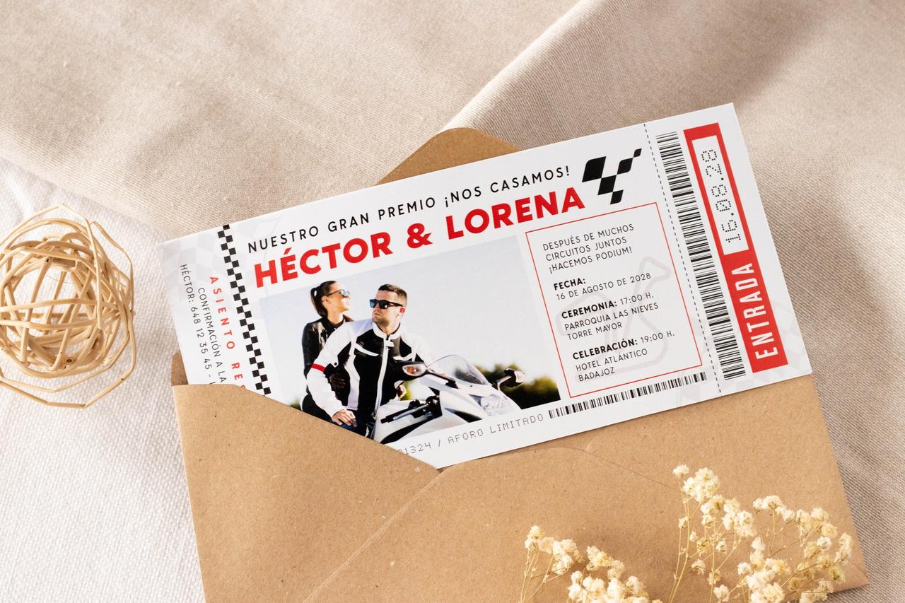 Invitaciones de boda originales y divertidas con forma de entrada a una carrera de motos