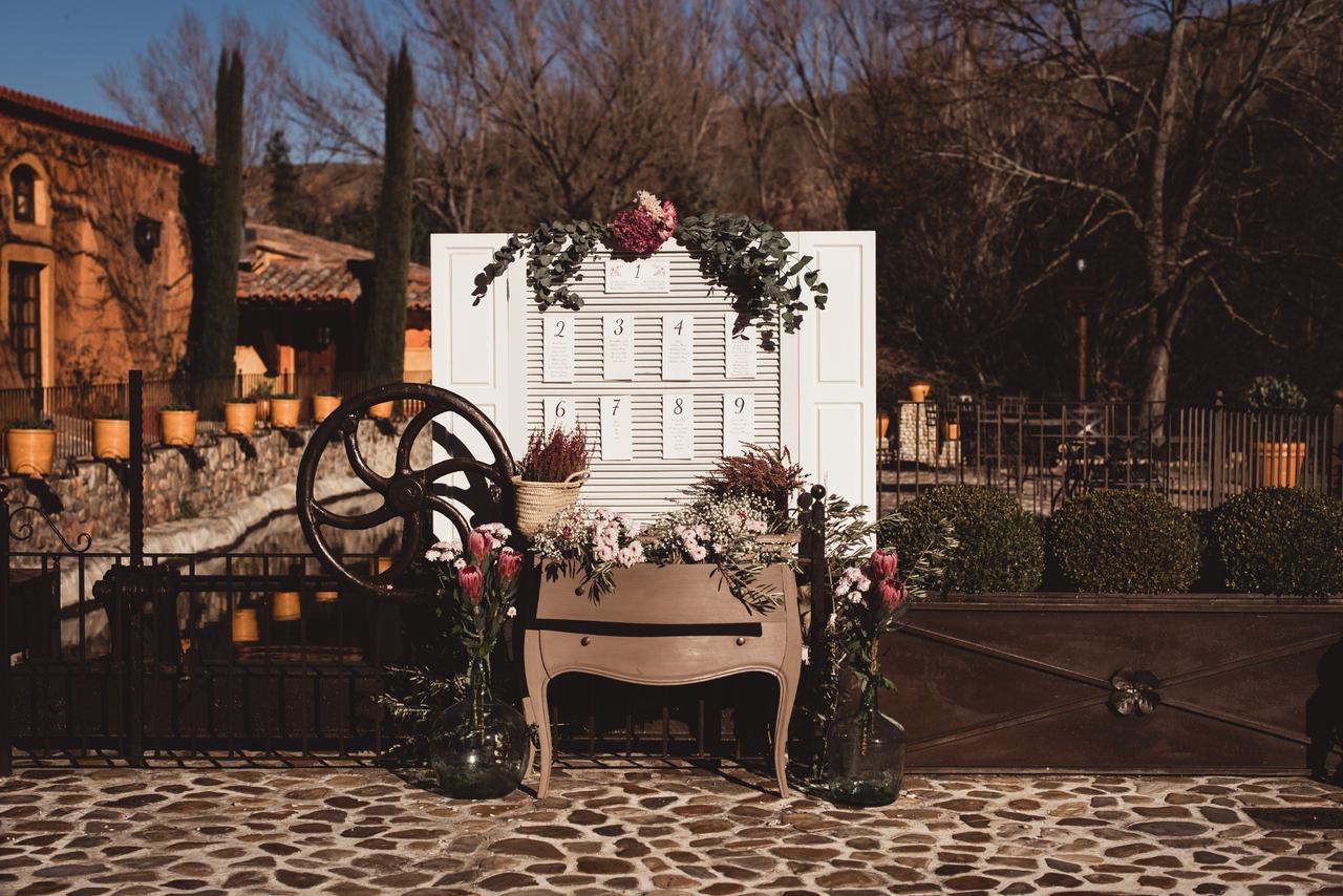 Decoración boda vintage: rincón de estilo vintage con el seating plan de la boda